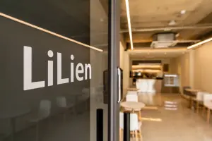 따뜻한 우드톤이 감싸는 20평 미니멀 카페